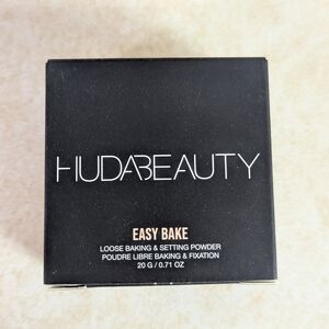 HUDA BEAUTY Easy Bake Setting Powder in Banana Bread